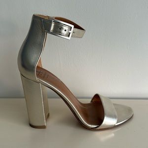Aquatalia Size 8.5 Platinum Sandals